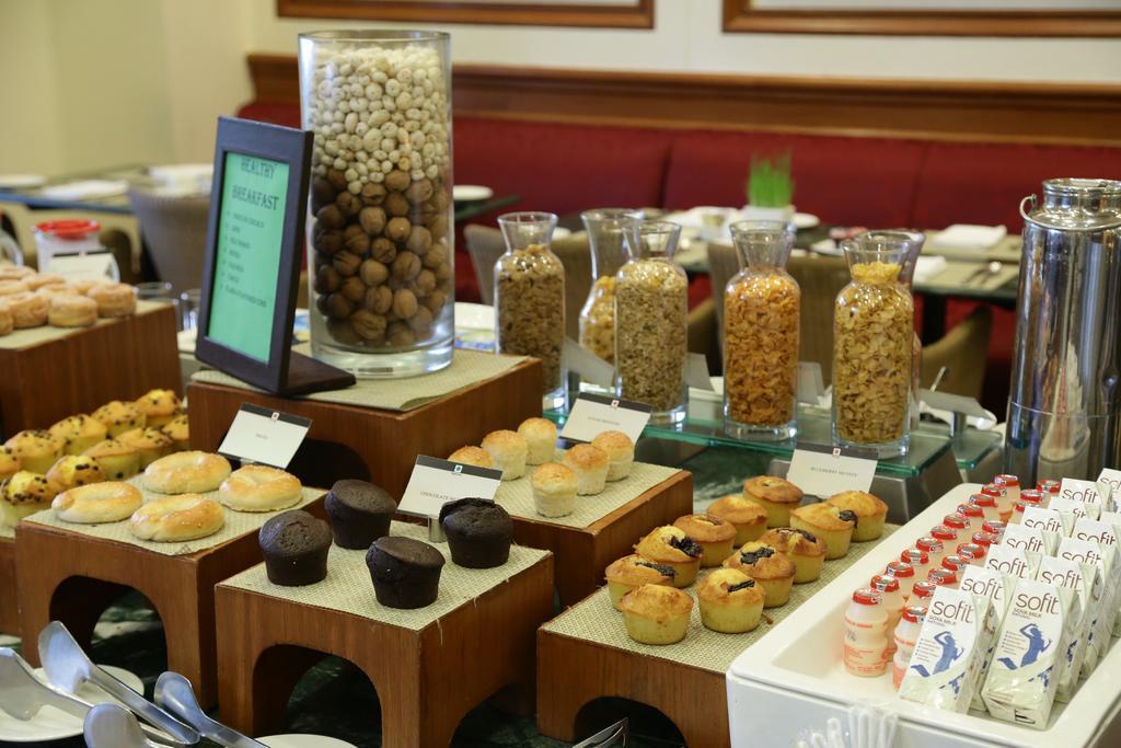 فندق إيروس نيودلهي، نهرو بلاس المظهر الخارجي الصورة A selection of breakfast items