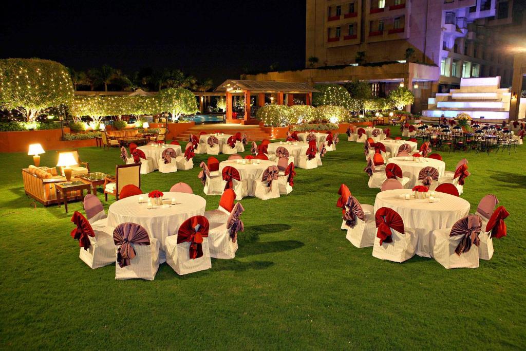 فندق إيروس نيودلهي، نهرو بلاس المظهر الخارجي الصورة The lawn at the Taj Bengal